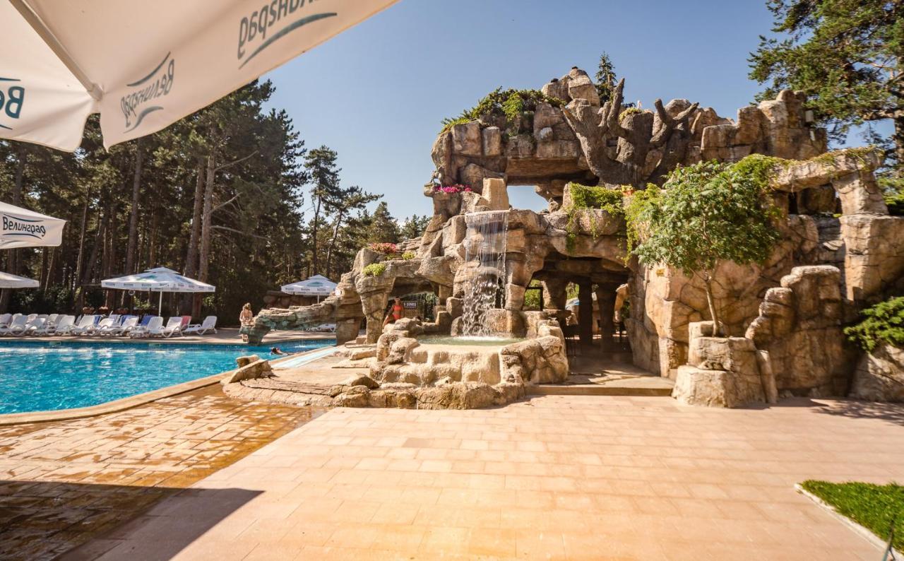 스파 호텔 드보렛사 벨린그래드 외부 사진 The resort's swimming pool
