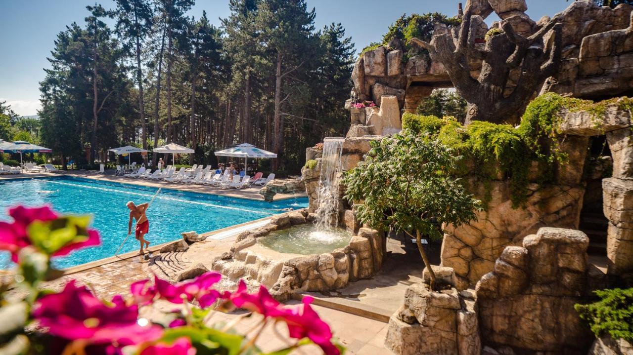 스파 호텔 드보렛사 벨린그래드 외부 사진 The swimming pool at the Hotel