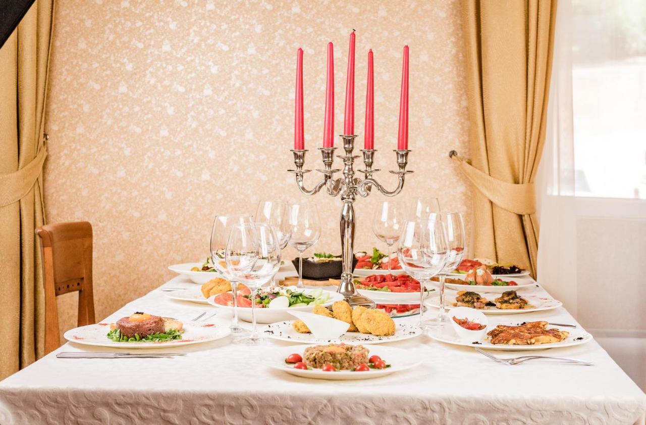 스파 호텔 드보렛사 벨린그래드 외부 사진 A table set for a Seder meal