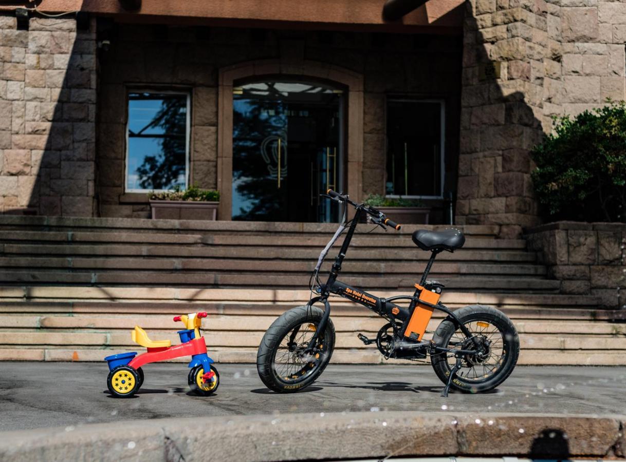스파 호텔 드보렛사 벨린그래드 외부 사진 A tricycle and a bicycle