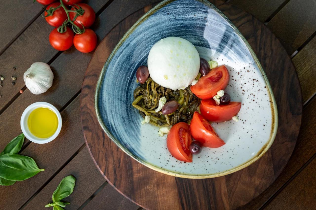 스파 호텔 드보렛사 벨린그래드 외부 사진 Mozzarella with tomatoes and olives