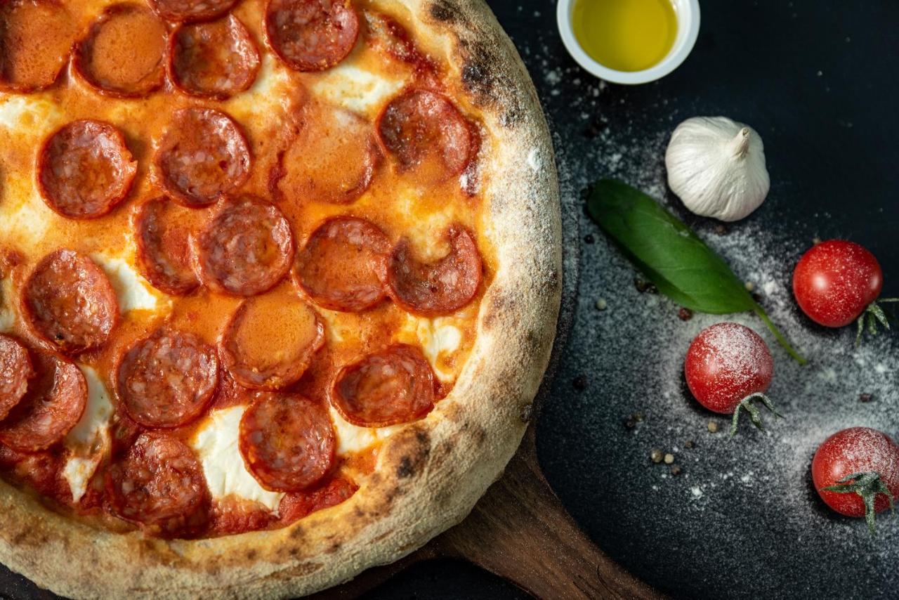 스파 호텔 드보렛사 벨린그래드 외부 사진 Pepperoni pizza