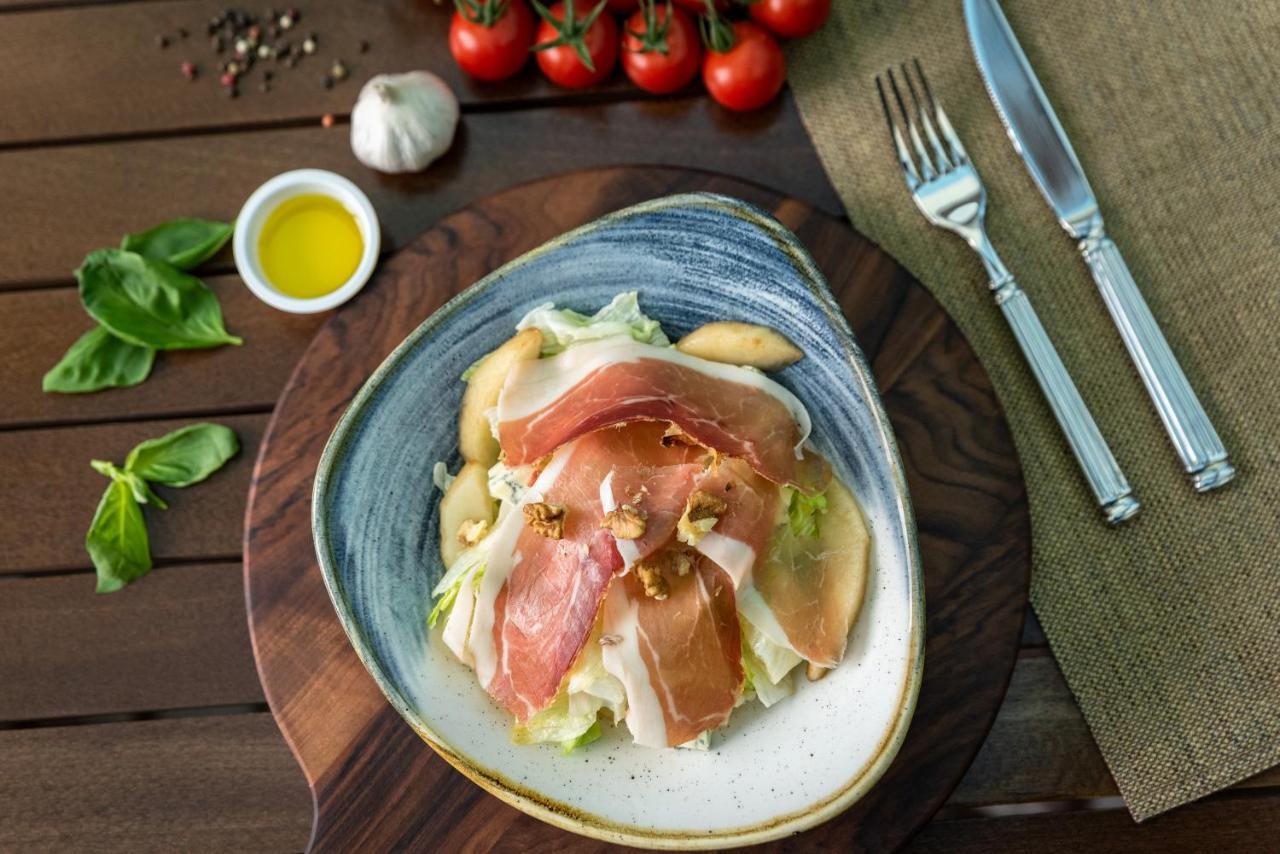 스파 호텔 드보렛사 벨린그래드 외부 사진 A salad with cured ham
