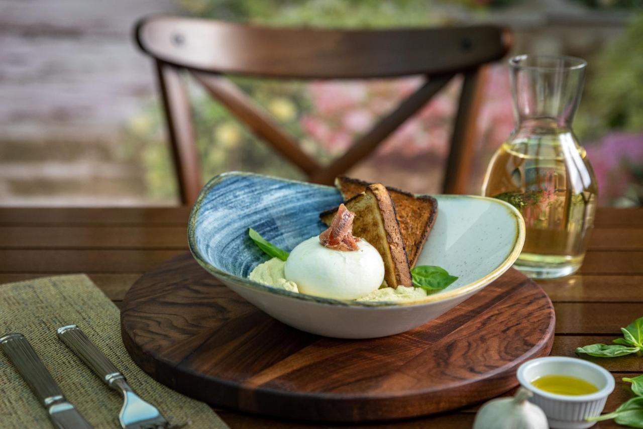 스파 호텔 드보렛사 벨린그래드 외부 사진 A salad with a poached egg