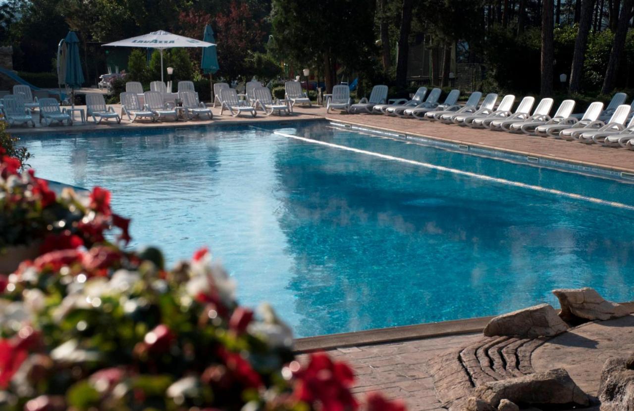 스파 호텔 드보렛사 벨린그래드 외부 사진 The swimming pool at the hotel
