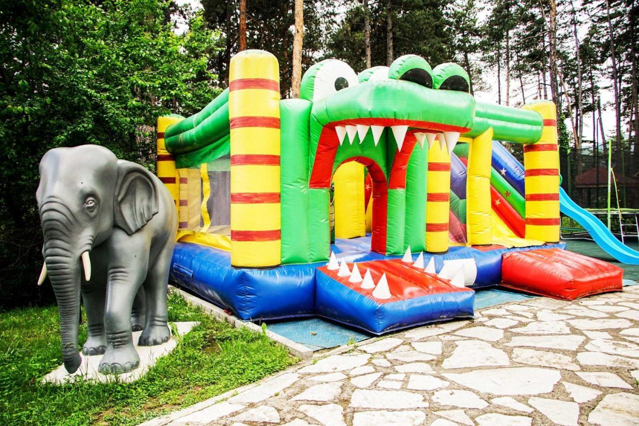 스파 호텔 드보렛사 벨린그래드 외부 사진 Inflatable playground