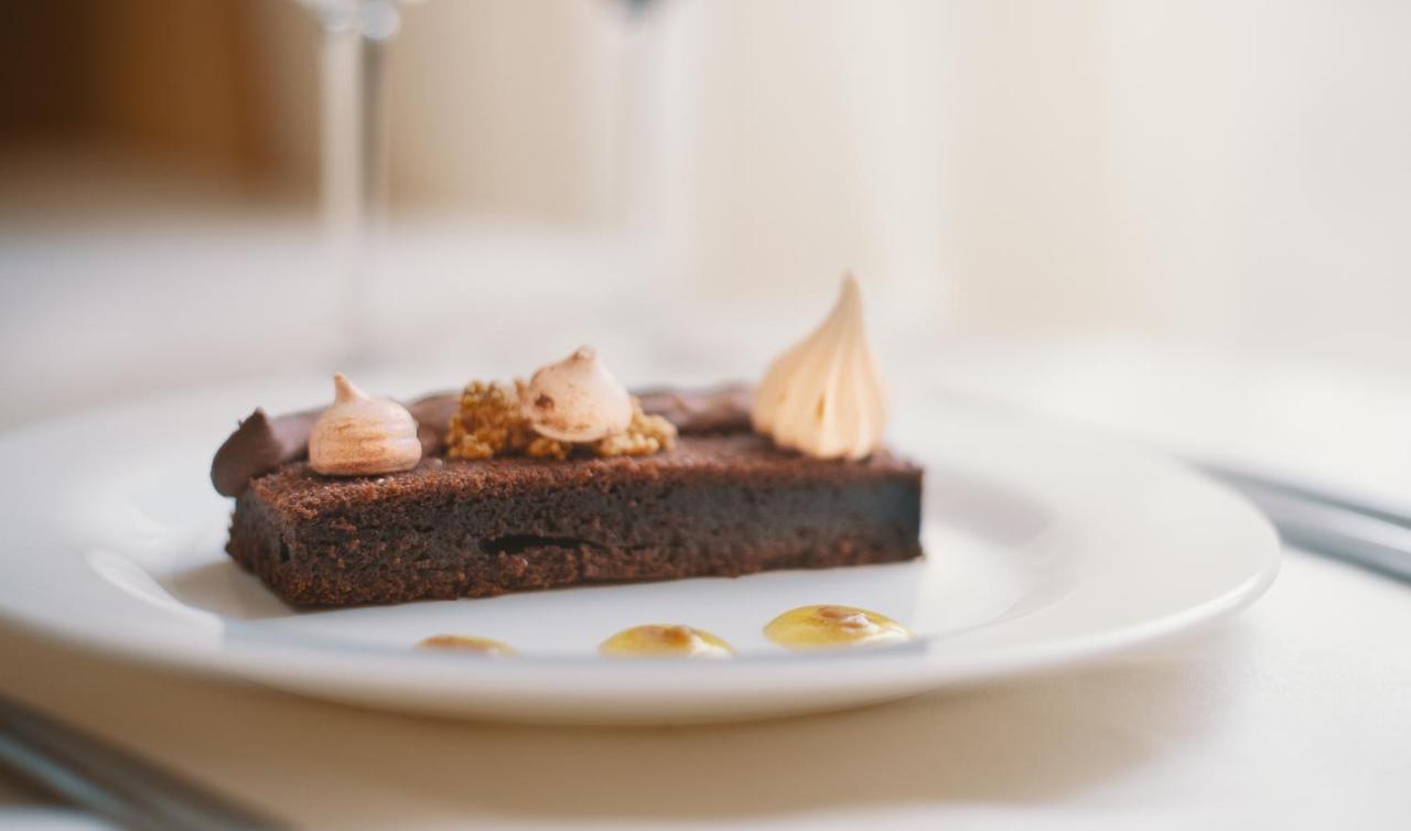 스파 호텔 드보렛사 벨린그래드 외부 사진 A chocolate dessert